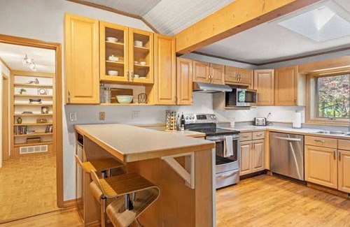 Hendersonville House | Bright 2BR House w/Sunroom + Firepit~Near Trails