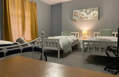 Bridgend Apartment | Bright 2BR Sleeps 6 - Bridgend Centre Train Link