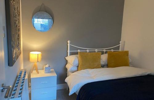 Bridgend Apartment | Bright 2BR Sleeps 6 - Bridgend Centre Train Link
