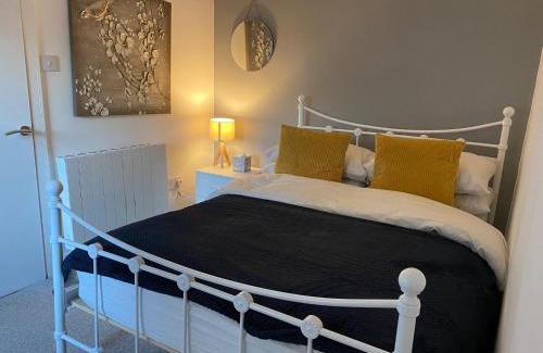 Bridgend Apartment | Bright 2BR Sleeps 6 - Bridgend Centre Train Link