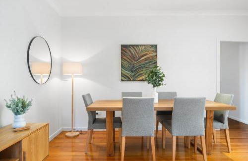 Ashgrove Apartment | Bright 3-Bed with Garden by Banks Street Reserve