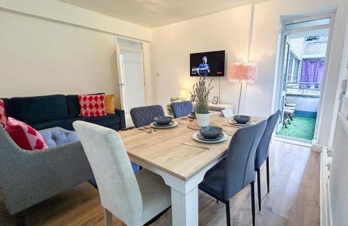 Woodberry Down Apartment | Bright 3-bedroom flat with Private Balcony and FREE WiFi near Finsbury Park , Manor House , Highbury , Islington
