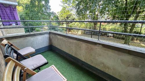Woodberry Down Apartment | Bright 3-bedroom flat with Private Balcony and FREE WiFi near Finsbury Park , Manor House , Highbury , Islington