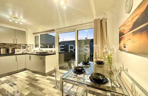 Tilbury House | Bright 3-Bedroom House | Driveway & Garden