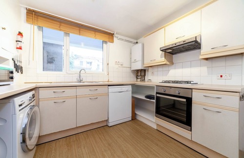 West Hill Apartment | Bright 3 BR w/free parking, Wimbledon