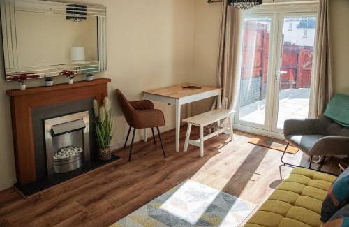 Bon-y-maen House | Bright 4-Bed Swansea Getaway with Parking