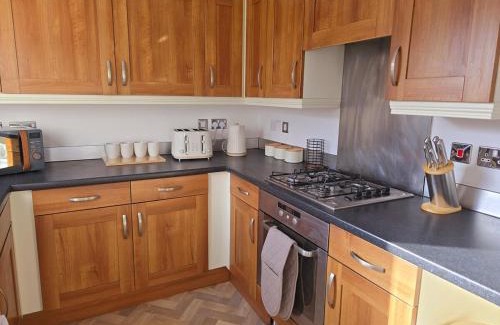 Bon-y-maen House | Bright 4-Bed Swansea Getaway with Parking