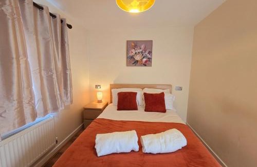 Bon-y-maen House | Bright 4-Bed Swansea Getaway with Parking
