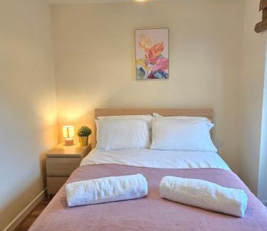 Bon-y-maen House | Bright 4-Bed Swansea Getaway with Parking