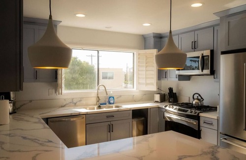 Marina Peninsula Apartment | Bright 5 bdroom 3 bath w/Rooftop Deck by the Beach