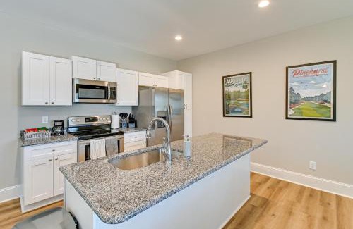 Southern Pines House | Bright Aberdeen Townhome on Golf Course with Deck!