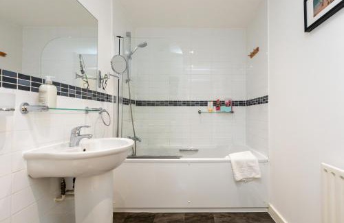 The Lane Apartment | Bright & Airy 1 Bedroom Apartment in Trendy Peckham
