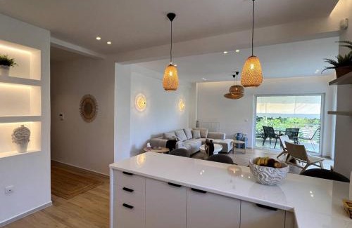 Voula Apartment | Bright & Airy 2 bedroom by the Sea