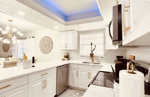 Pelican House | Bright & Airy 2bed 2bath home near downtown/Weekly and monthly discounts!
