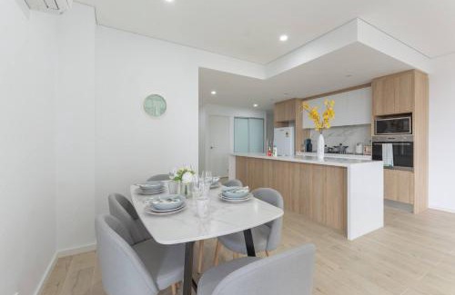 Parramatta Apartment | Bright & Airy 2BR - Steps to Station & Westfield