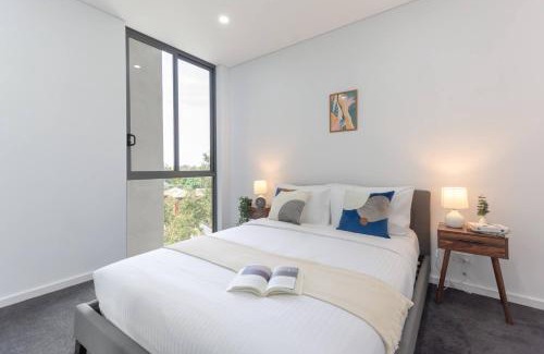 Parramatta Apartment | Bright & Airy 2BR - Steps to Station & Westfield