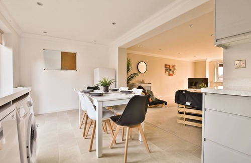 Llanishen Apartment | Bright & Airy 3-Bed with Parking