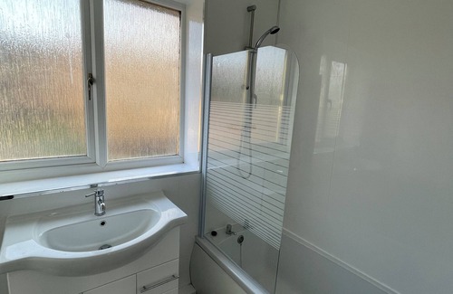 Sheffield House | Bright & Airy 3BR Home with Parking