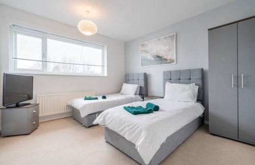 Sheffield House | Bright & Airy 3BR Home with Parking