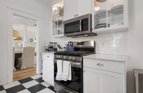 Bayou Oaks House | Bright, Airy, Beach Bungalow Near Downtown, St Armands, Longboat! Pet Friendly!