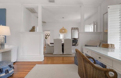 Bayou Oaks House | Bright, Airy, Beach Bungalow Near Downtown, St Armands, Longboat! Pet Friendly!