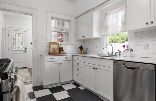 Bayou Oaks House | Bright, Airy, Beach Bungalow Near Downtown, St Armands, Longboat! Pet Friendly!
