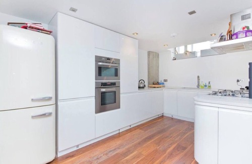 Hackney Apartment | Bright & Airy Botanical Loft | 2 Bed | Haggerston