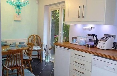 Watford House | Bright, airy room commuting distance to London 1 bedroom and 1 bathroom only