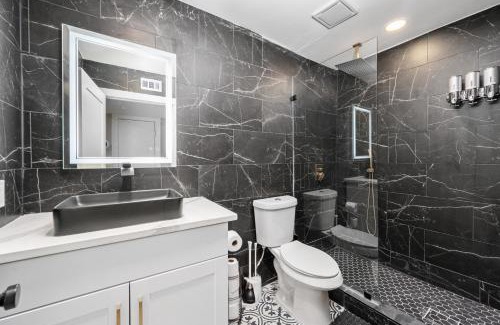 Houston Heights Apartment | Bright and Airy 2BR with King Bed Free Parking and Pool