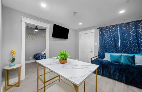 Houston Heights Apartment | Bright and Airy 2BR with King Bed Free Parking and Pool