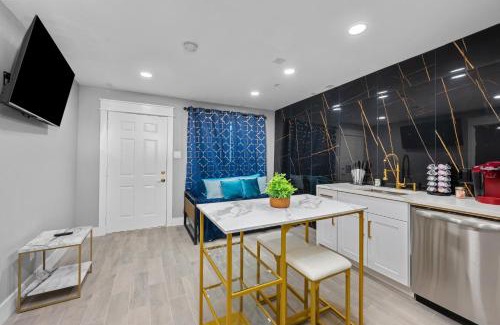 Houston Heights Apartment | Bright and Airy 2BR with King Bed Free Parking and Pool