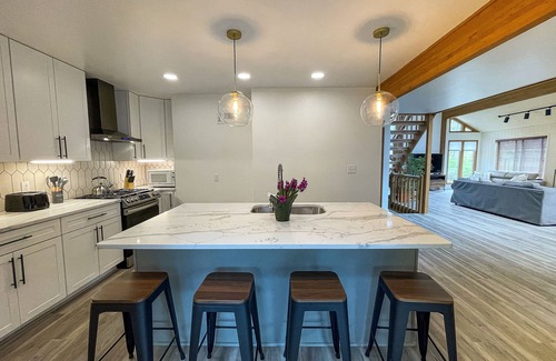 Bushkill House | Bright and Beautiful - 8 person Jacuzzi, fireplace, wifi, fully stocked kitchen