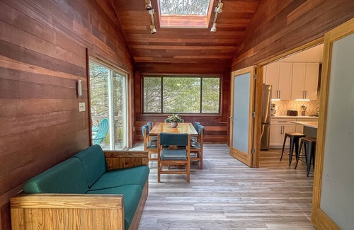 Bushkill House | Bright and Beautiful - 8 person Jacuzzi, fireplace, wifi, fully stocked kitchen