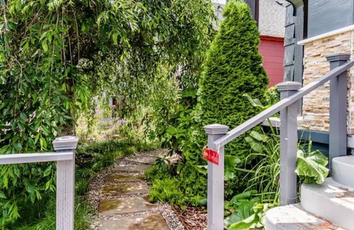 University Park Apartment | Bright and Beautiful One Bedroom Apartment