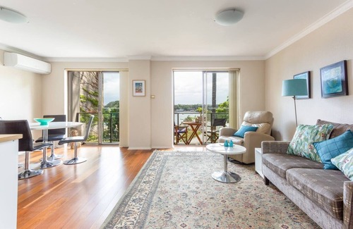McMahons Point Apartment | Bright and Breezy Harbour Views at McMahons Point