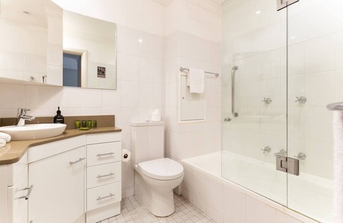 McMahons Point Apartment | Bright and Breezy Harbour Views at McMahons Point