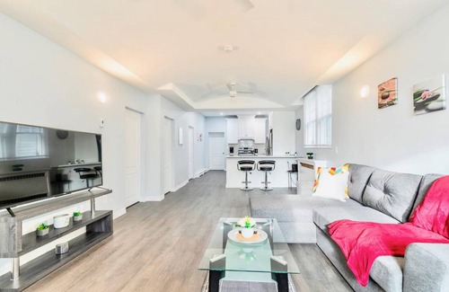 Kirkendall North Apartment | Bright and Modern 2BR Apartment with Netflix!