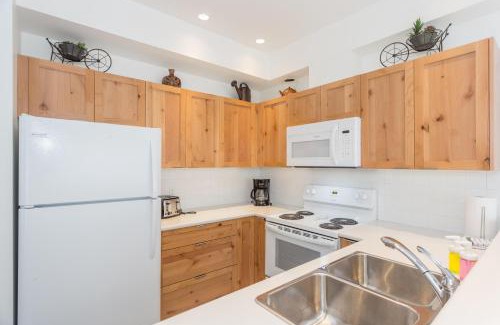 Village North Apartment | Bright and Clean, Walk Everywhere, Shared Pool and Hot Tub