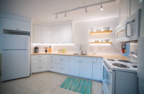 Seven Mile Beach Resort | Bright and Colorful 1 Bedroom Condo, Short Walk To Beautiful Seven Mile Beach
