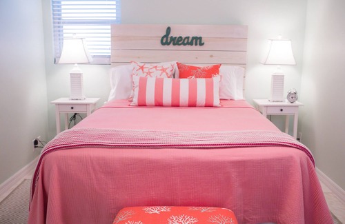 Seven Mile Beach Resort | Bright and Colorful 1 Bedroom Condo, Short Walk To Beautiful Seven Mile Beach