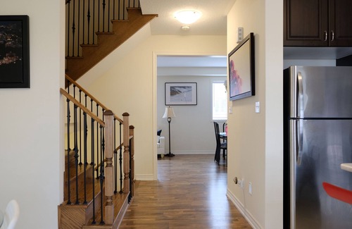 Markham House | BRIGHT and Comfy 4 Bed Home in Markham - close to lake and hiking trails