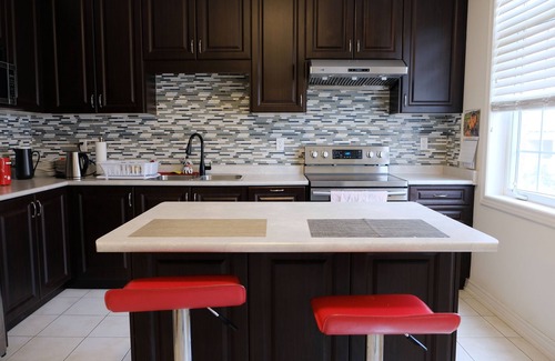 Markham House | BRIGHT and Comfy 4 Bed Home in Markham - close to lake and hiking trails