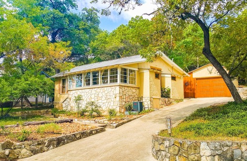 Kerrville Cottage | Bright And Comfy Home In The Eclectic, Antique Methodist Encampment Neighborhood