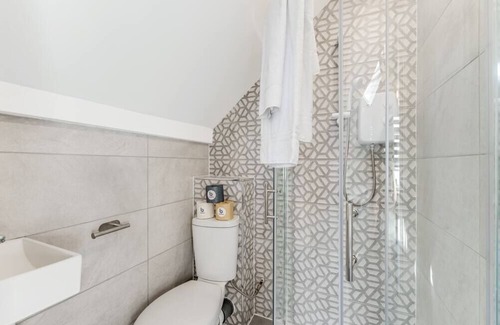 Seven Sisters Condo | Bright and Cosy Studio - Excellent Location