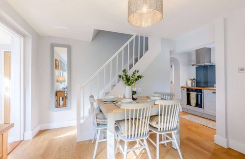 Avening Cottage | Bright and cosy two bedroom holiday cottage with wood burning stove - Hillcrest Cottage