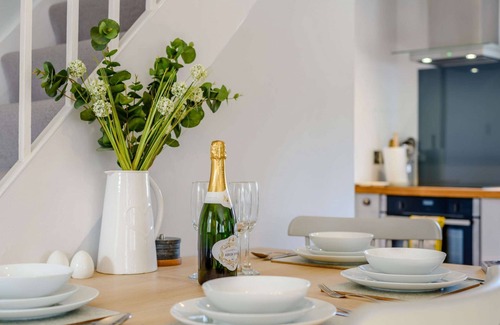 Avening Cottage | Bright and cosy two bedroom holiday cottage with wood burning stove - Hillcrest Cottage