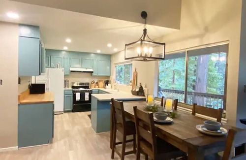 Arnold Cabin | Bright and Cozy Cabin in Blue Lake Springs