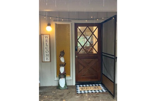 Arnold Cabin | Bright and Cozy Cabin in Blue Lake Springs