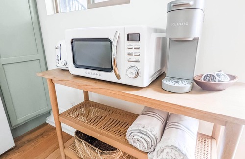Peninsula Apartment | Bright and Cozy Modern Studio, Steps from the Beach.