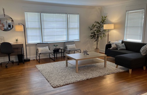 Sheffield House | Bright and Cozy Newly Renovated Home- sleeps 8!